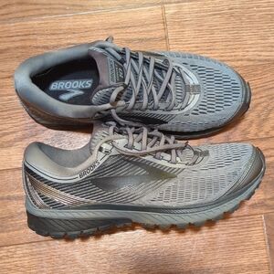 Brooks Gray Athletic Trail Shoes with Mesh Upper and Cushioned Midsole